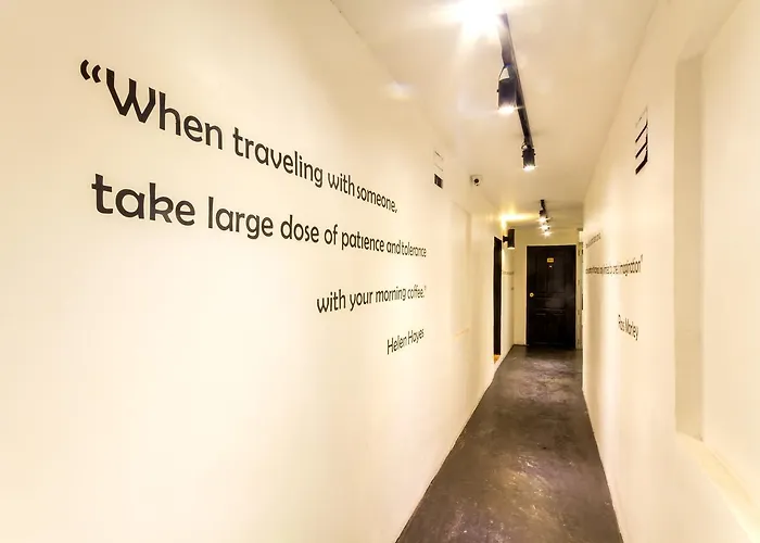 Snooze & Skybar Hostel *