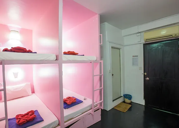 Snooze & Skybar Hostel