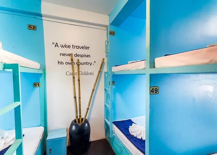 Snooze & Skybar Hostel