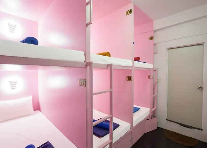 Snooze & Skybar Hostel *