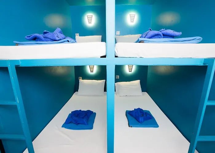Snooze & Skybar Hostel *